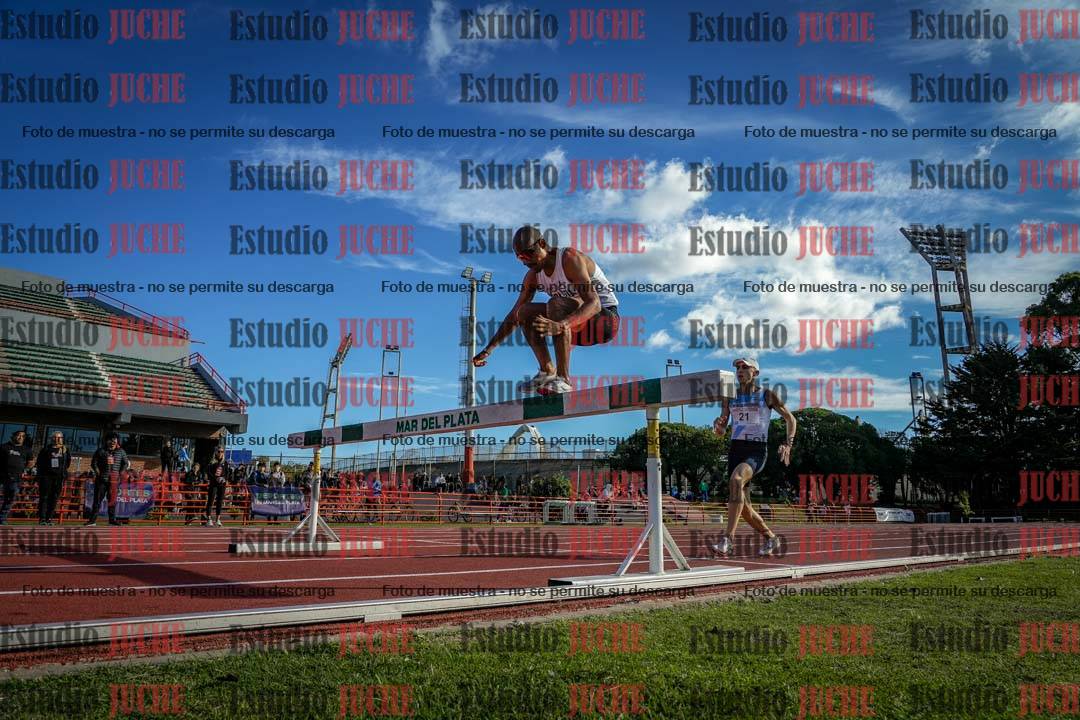 Fotos de los 3000 m con obstáculos de varones