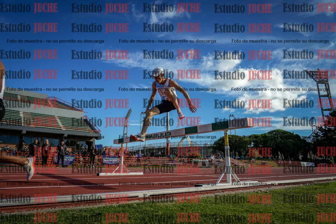 Fotos de los 3000 m con obstáculos de varones