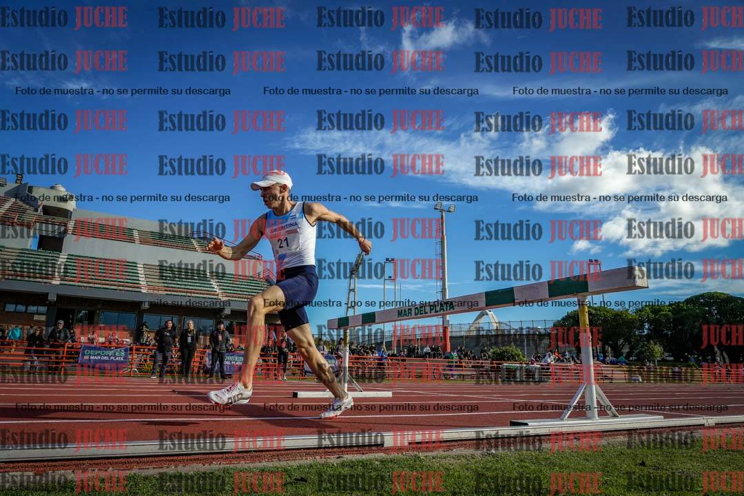 Fotos de los 3000 m con obstáculos de varones