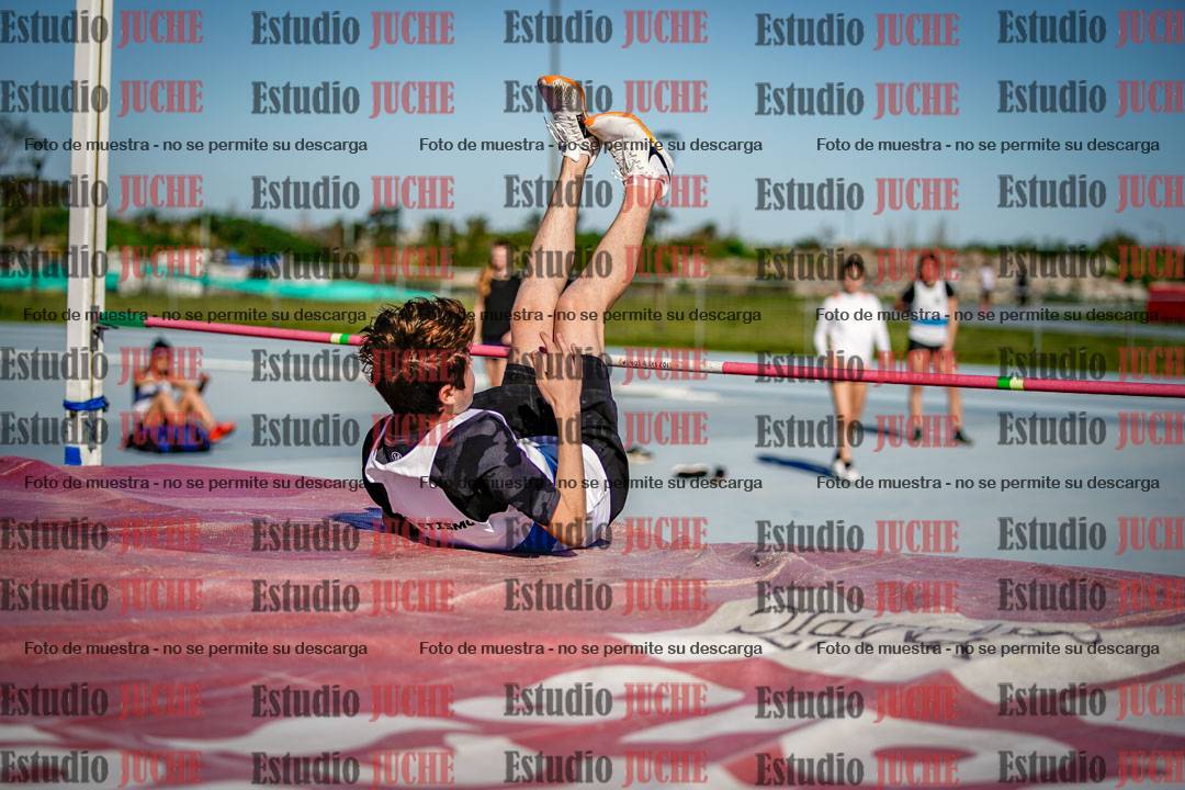 Fotos del salto en alto de mujeres y varones - U15