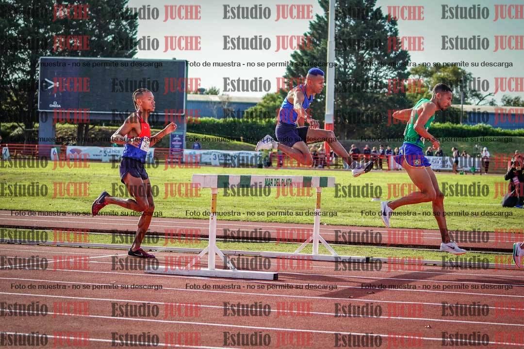 Fotos de los 3000 m con obstáculos de varones