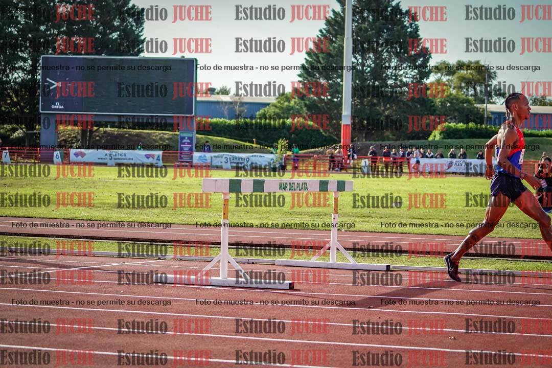 Fotos de los 3000 m con obstáculos de varones