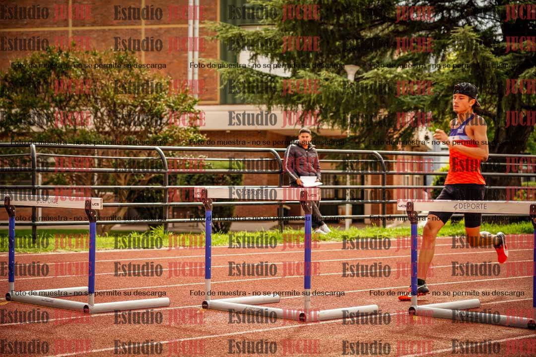 Fotos de los 295 m con vallas de varones - U16