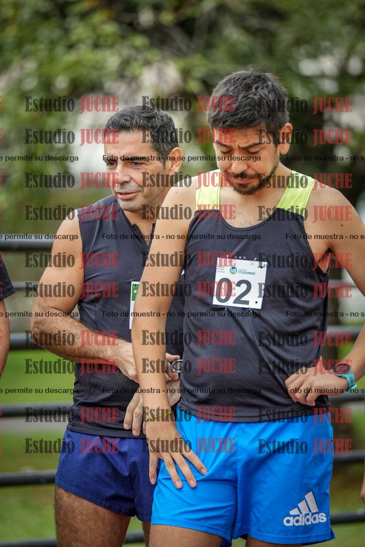 Fotos de los 5000 m de mujeres y varones - serie 3