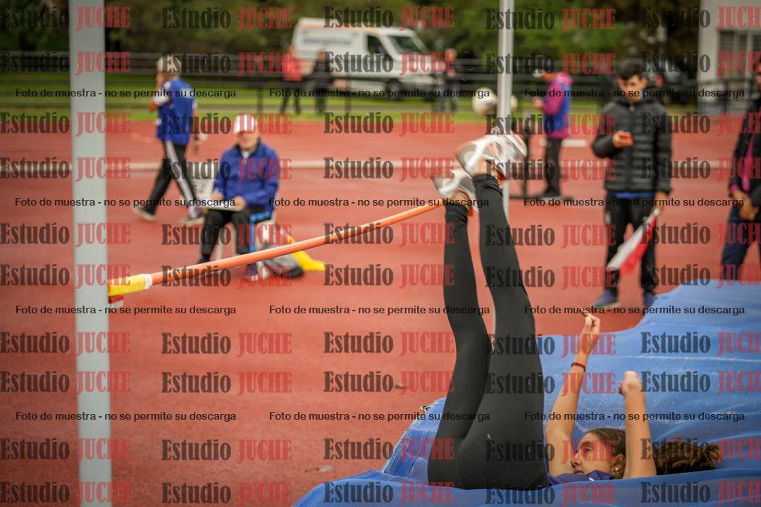 Fotos del salto en alto - incluye todos los grupos