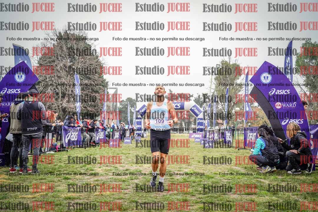 Fotos de la llegada del cross de 4000 m - mujeres y varones