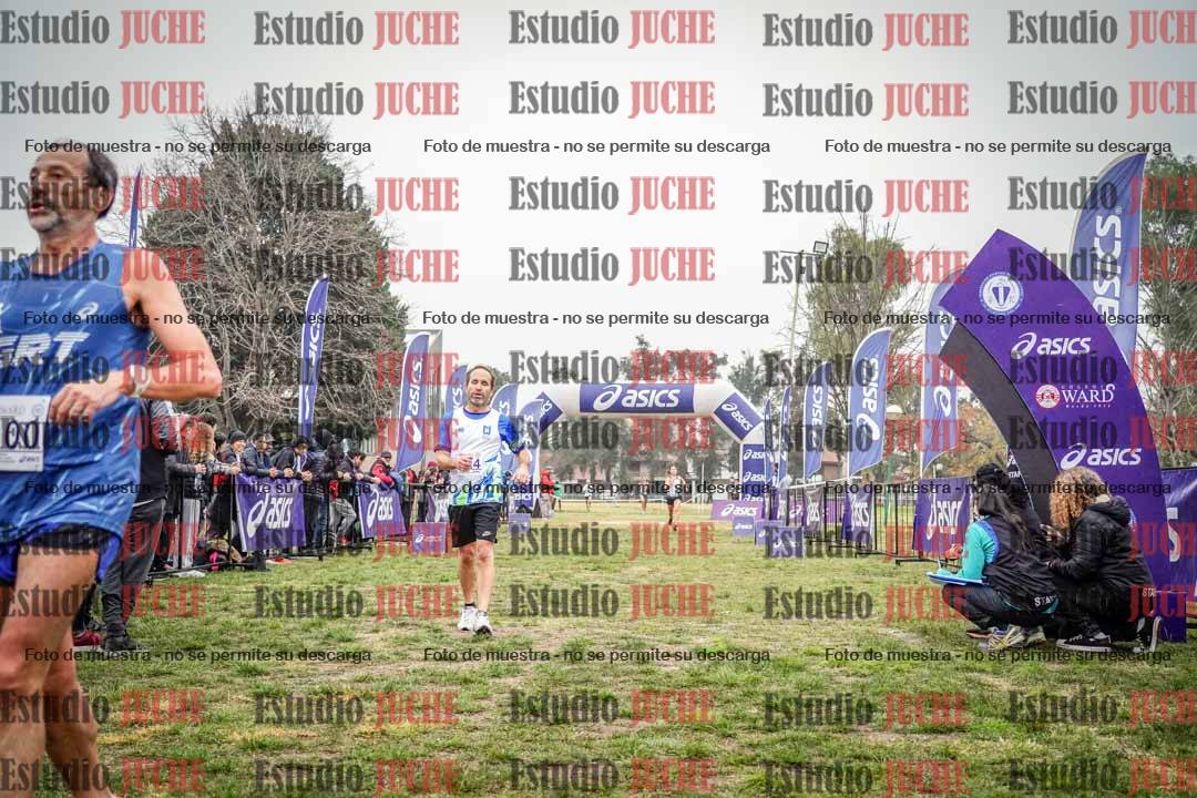 Fotos de la llegada del cross de 4000 m - mujeres y varones
