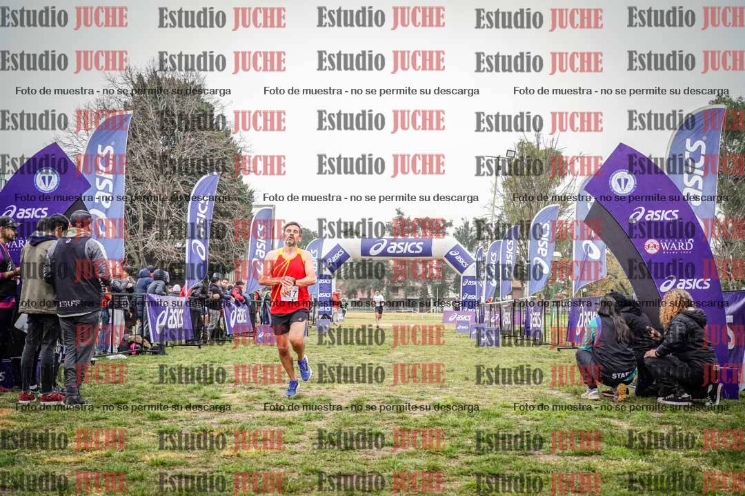 Fotos de la llegada del cross de 4000 m - mujeres y varones