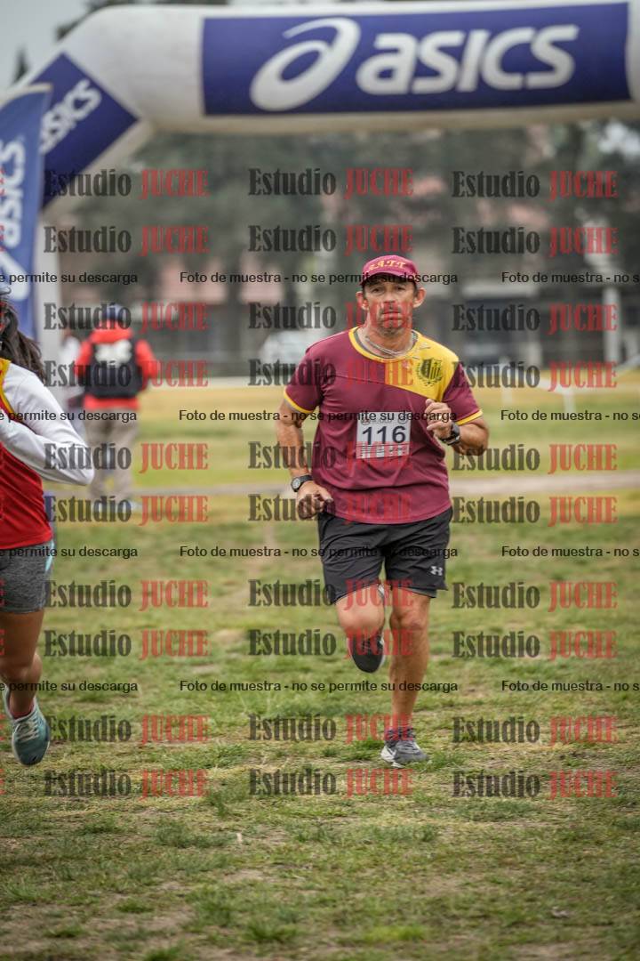 Fotos de la llegada del cross de 4000 m - mujeres y varones