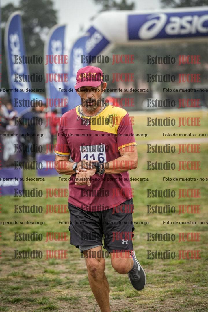 Fotos de la llegada del cross de 4000 m - mujeres y varones