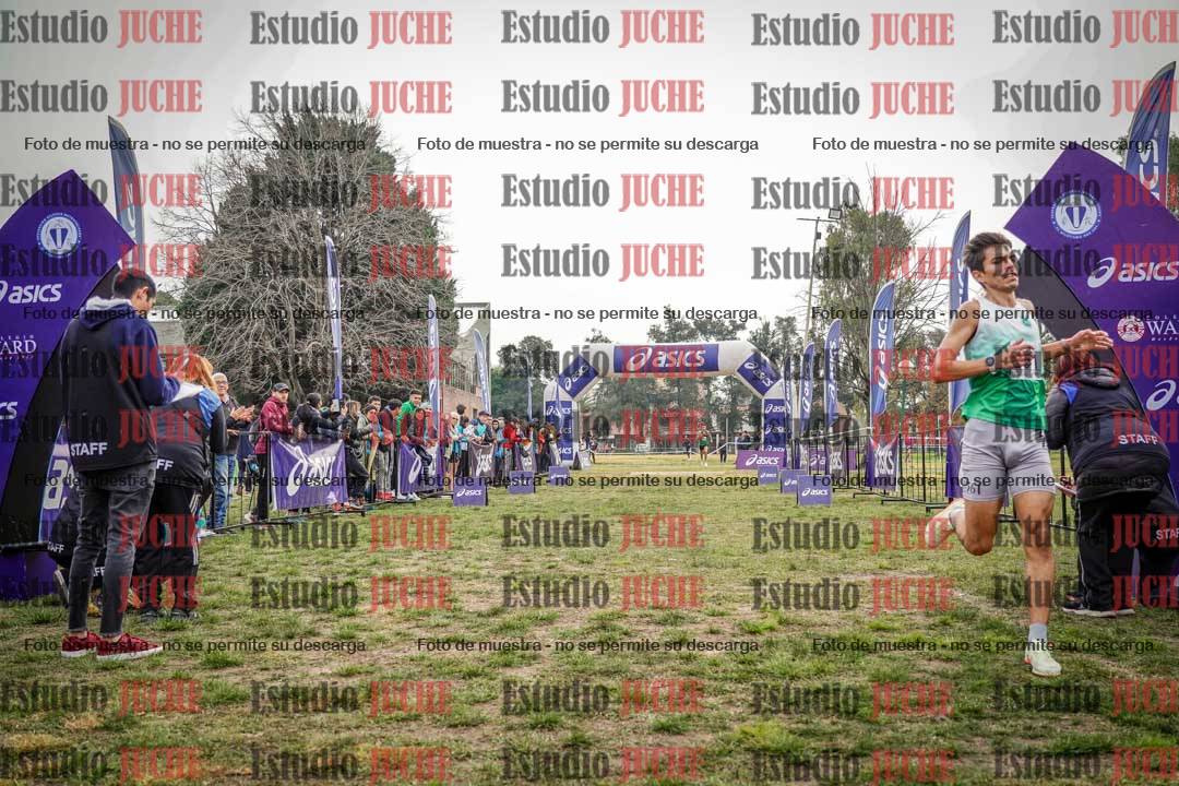 Fotos de la llegada del cross de 4000 m - mujeres y varones INVITADOS