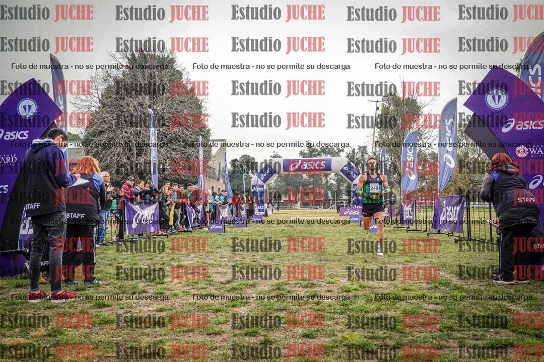 Fotos de la llegada del cross de 4000 m - mujeres y varones INVITADOS