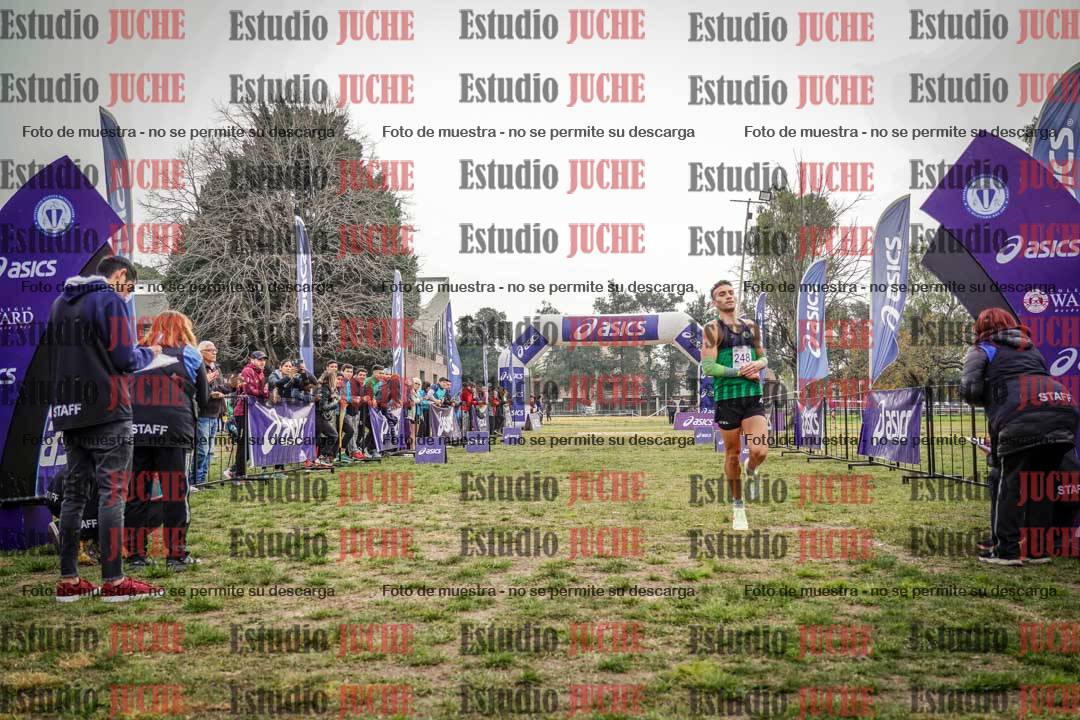 Fotos de la llegada del cross de 4000 m - mujeres y varones INVITADOS