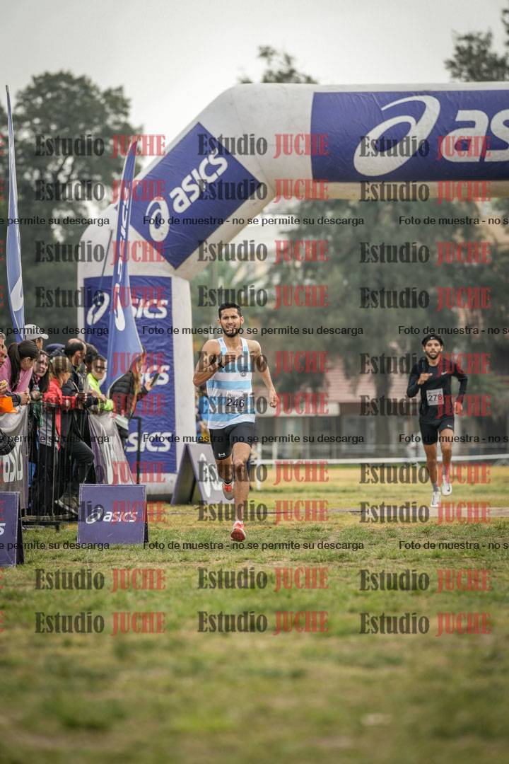 Fotos de la llegada del cross de 4000 m - mujeres y varones INVITADOS