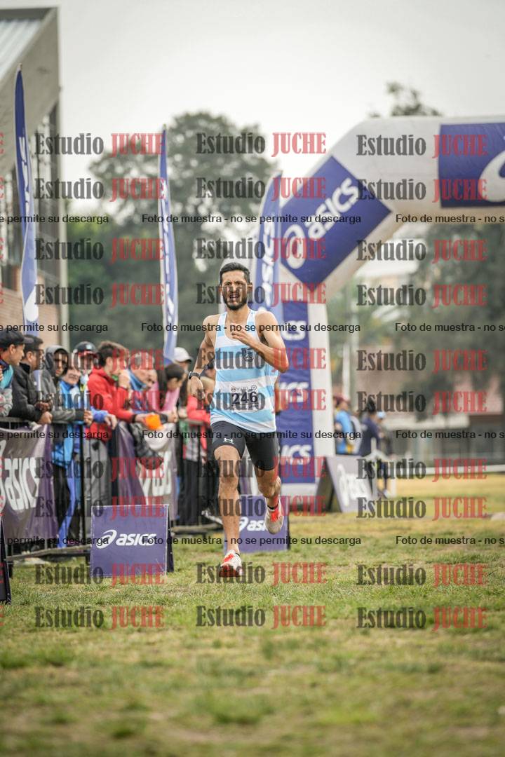 Fotos de la llegada del cross de 4000 m - mujeres y varones INVITADOS