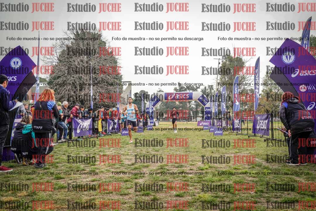 Fotos de la llegada del cross de 4000 m - mujeres y varones INVITADOS