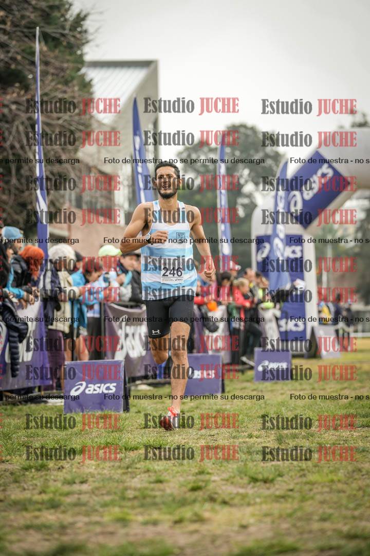 Fotos de la llegada del cross de 4000 m - mujeres y varones INVITADOS