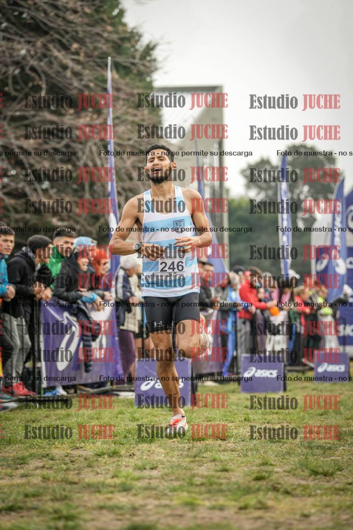 Fotos de la llegada del cross de 4000 m - mujeres y varones INVITADOS