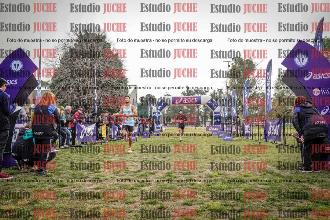 Fotos de la llegada del cross de 4000 m - mujeres y varones INVITADOS