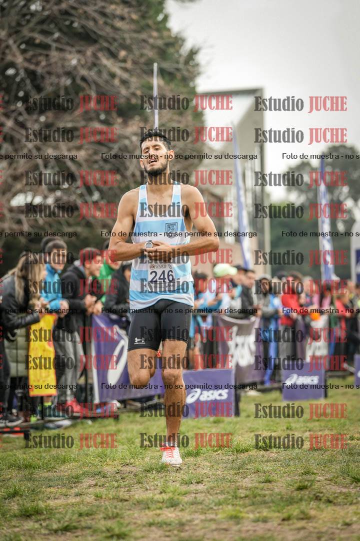 Fotos de la llegada del cross de 4000 m - mujeres y varones INVITADOS