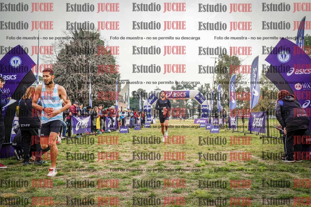 Fotos de la llegada del cross de 4000 m - mujeres y varones INVITADOS
