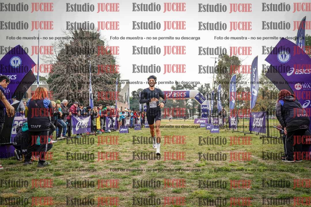 Fotos de la llegada del cross de 4000 m - mujeres y varones INVITADOS