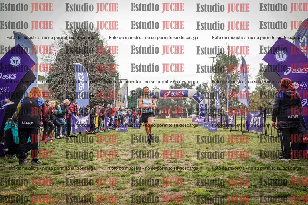 Fotos de la llegada del cross de 4000 m - mujeres y varones INVITADOS