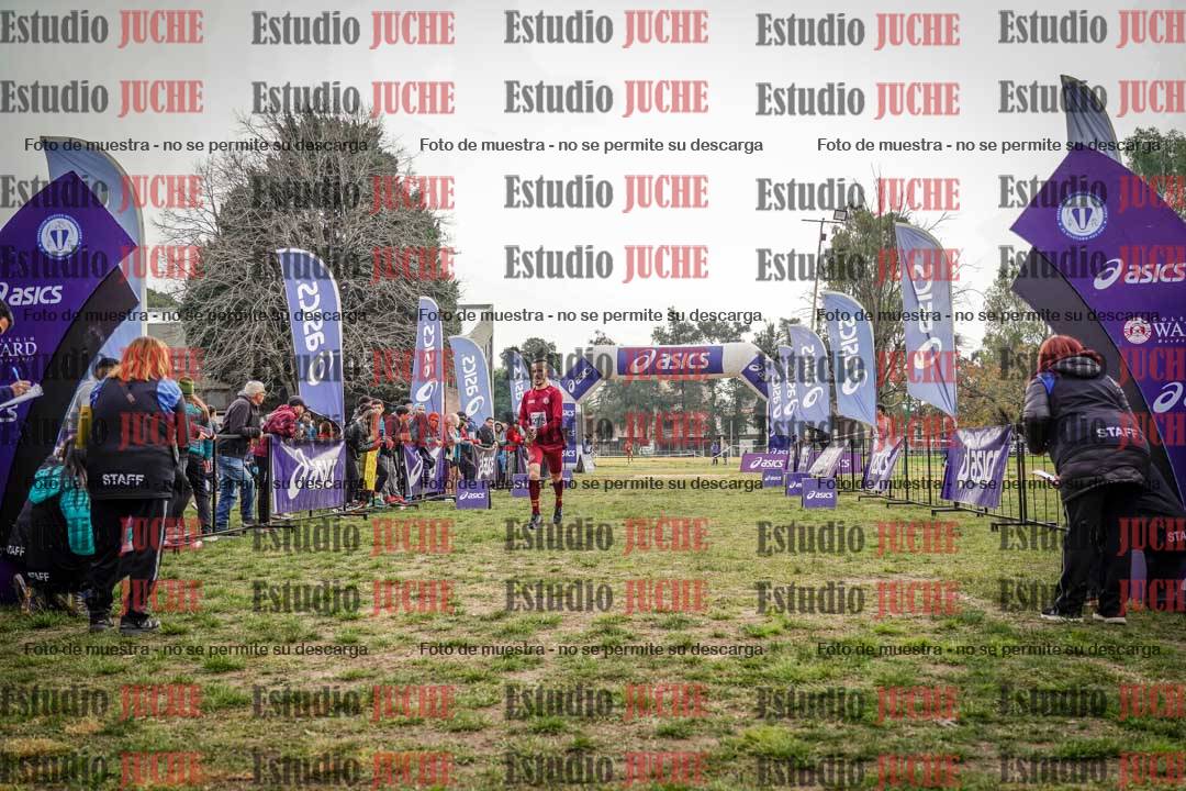 Fotos de la llegada del cross de 4000 m - mujeres y varones INVITADOS