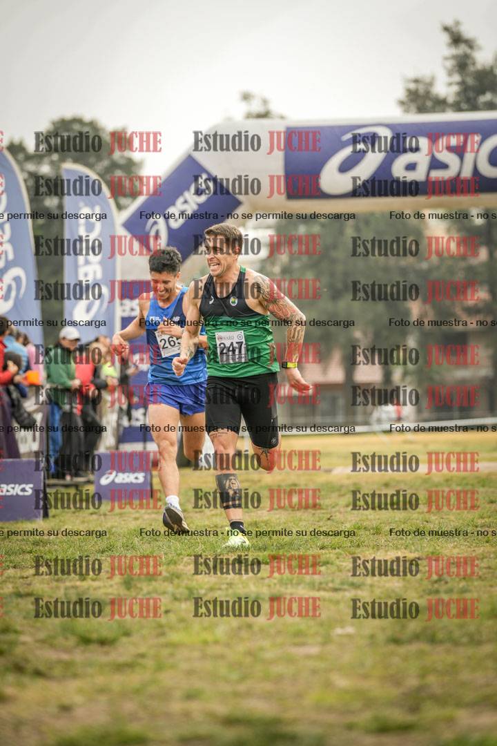 Fotos de la llegada del cross de 4000 m - mujeres y varones INVITADOS
