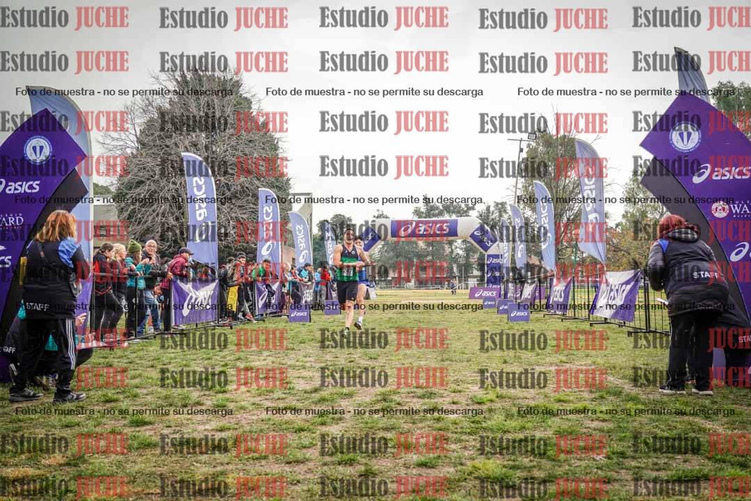 Fotos de la llegada del cross de 4000 m - mujeres y varones INVITADOS