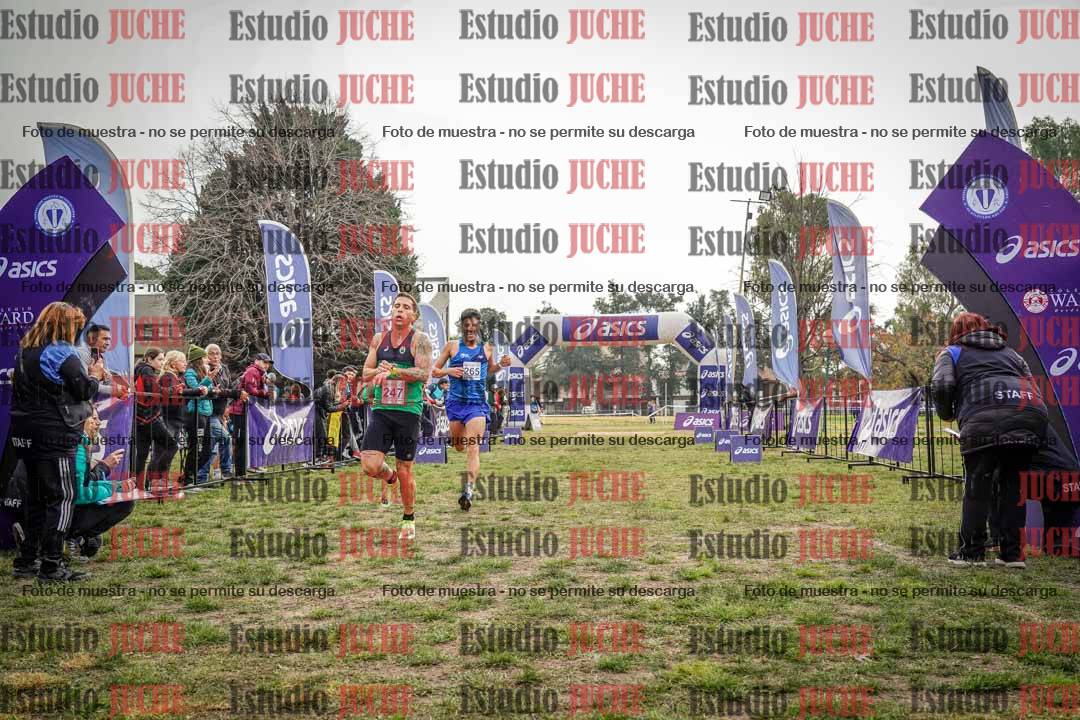 Fotos de la llegada del cross de 4000 m - mujeres y varones INVITADOS