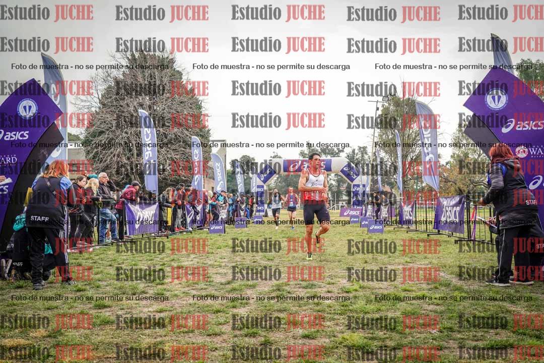 Fotos de la llegada del cross de 4000 m - mujeres y varones INVITADOS