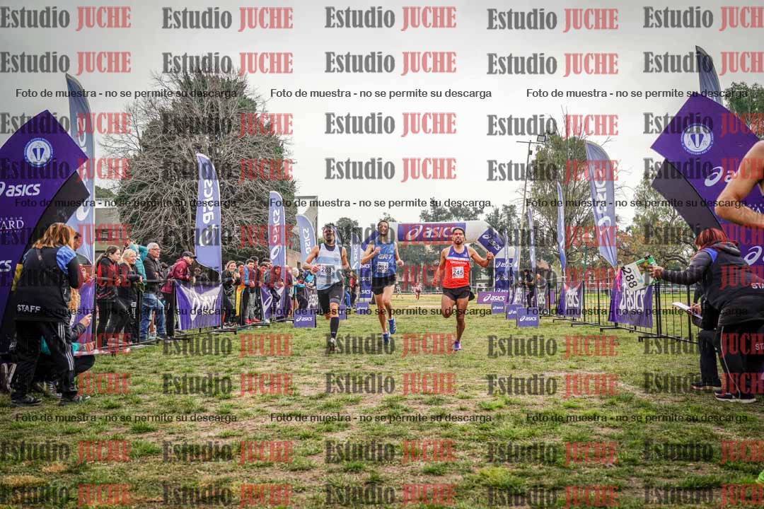 Fotos de la llegada del cross de 4000 m - mujeres y varones INVITADOS