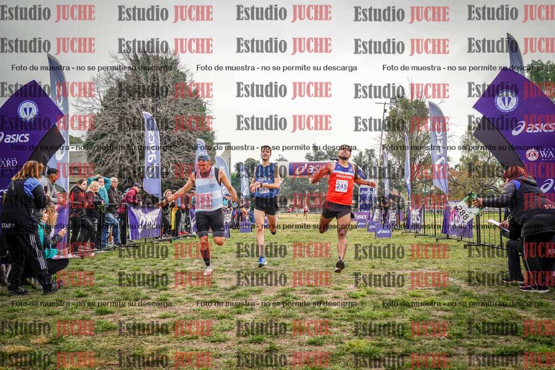 Fotos de la llegada del cross de 4000 m - mujeres y varones INVITADOS