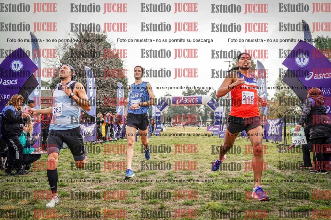 Fotos de la llegada del cross de 4000 m - mujeres y varones INVITADOS