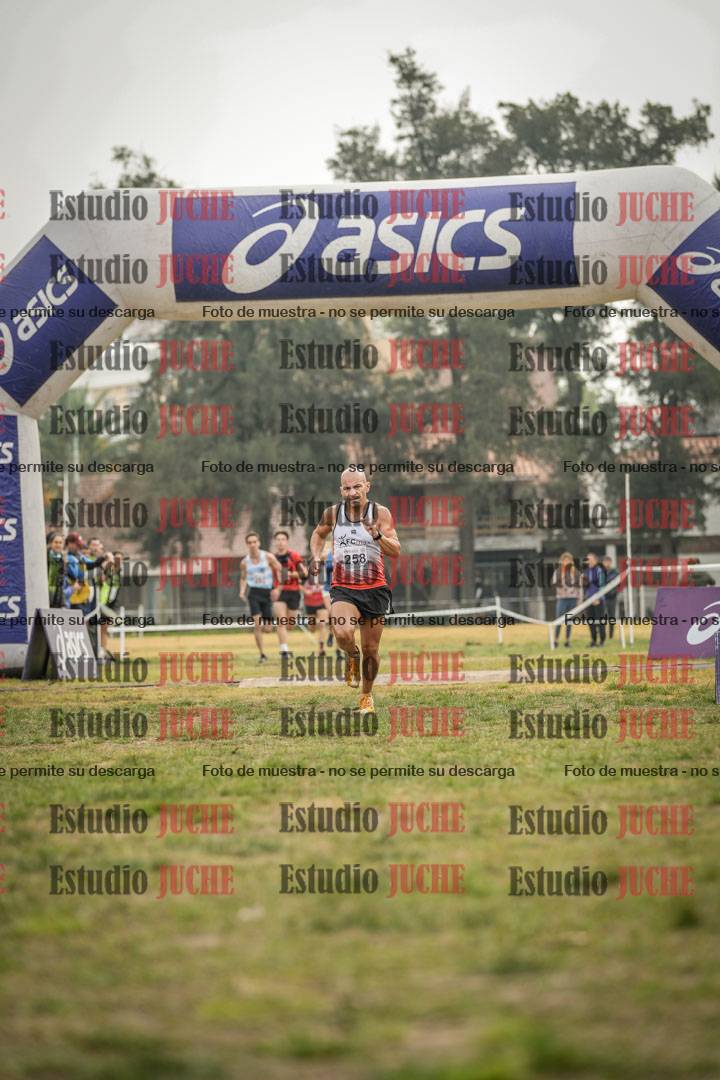 Fotos de la llegada del cross de 4000 m - mujeres y varones INVITADOS
