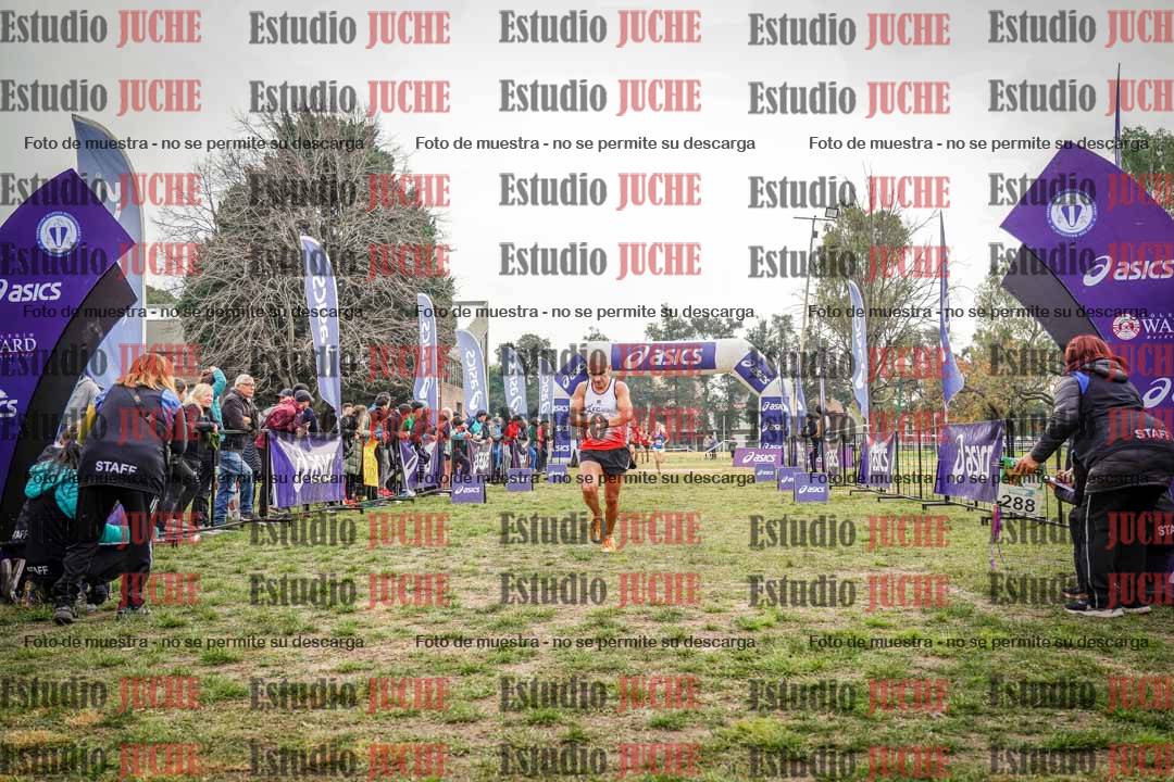 Fotos de la llegada del cross de 4000 m - mujeres y varones INVITADOS