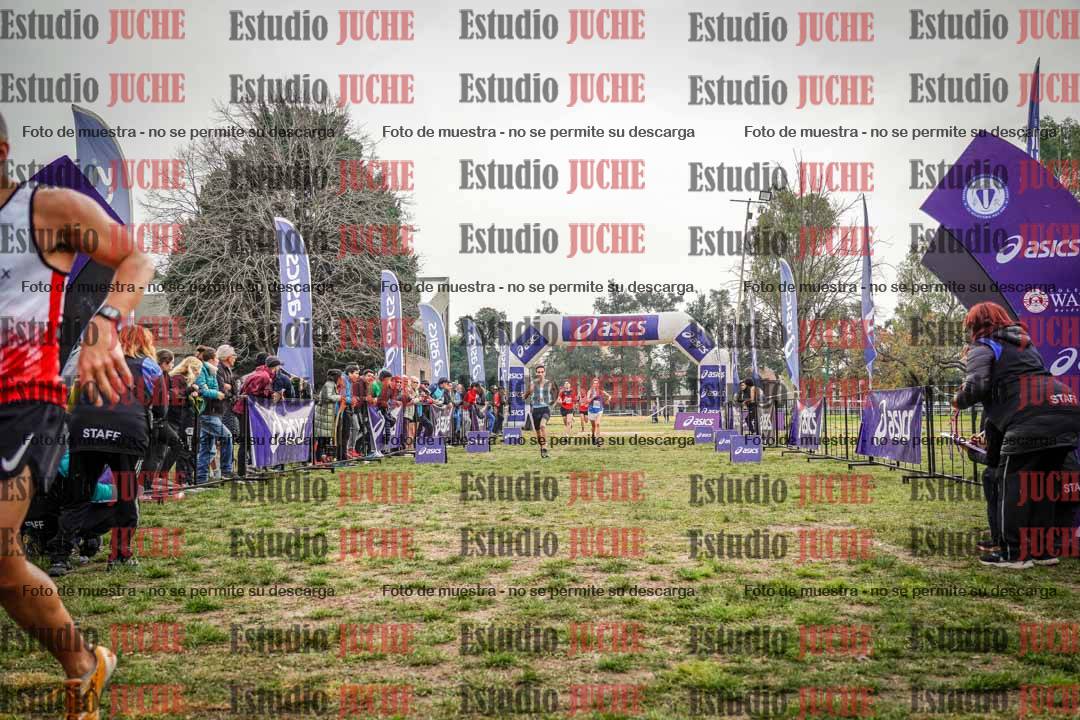 Fotos de la llegada del cross de 4000 m - mujeres y varones INVITADOS