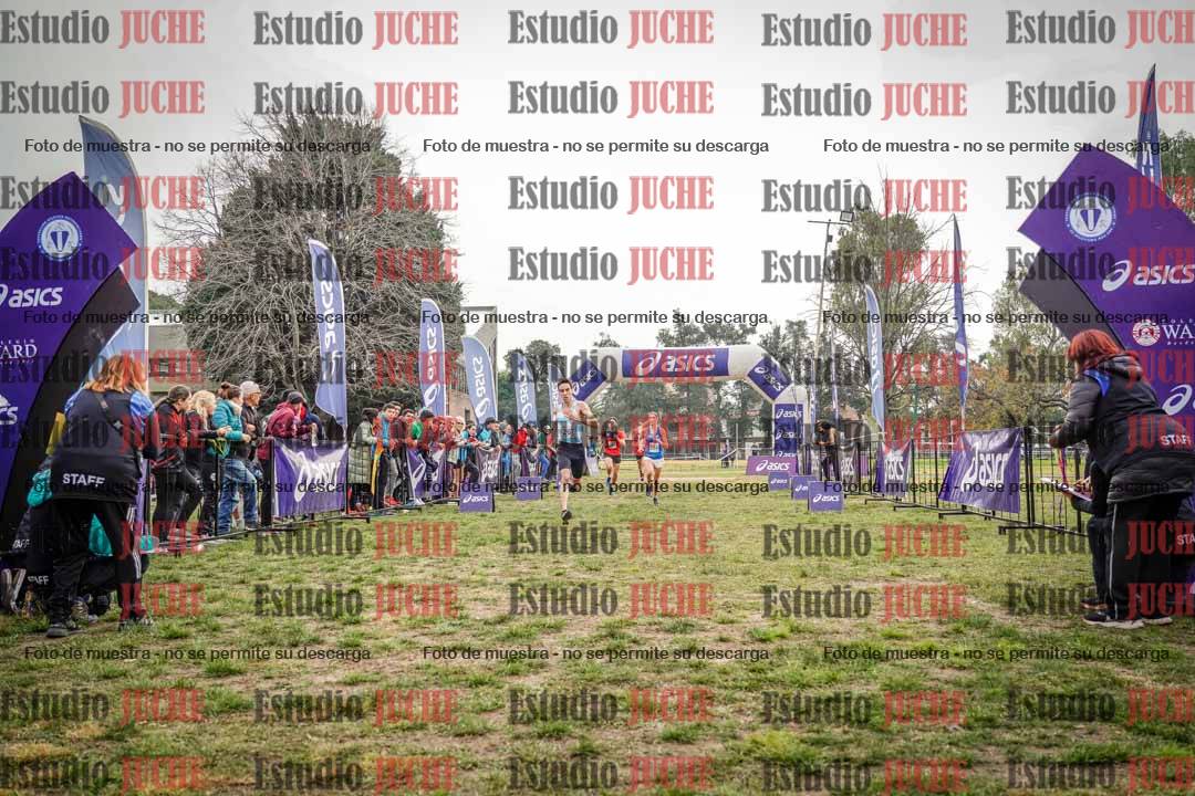 Fotos de la llegada del cross de 4000 m - mujeres y varones INVITADOS