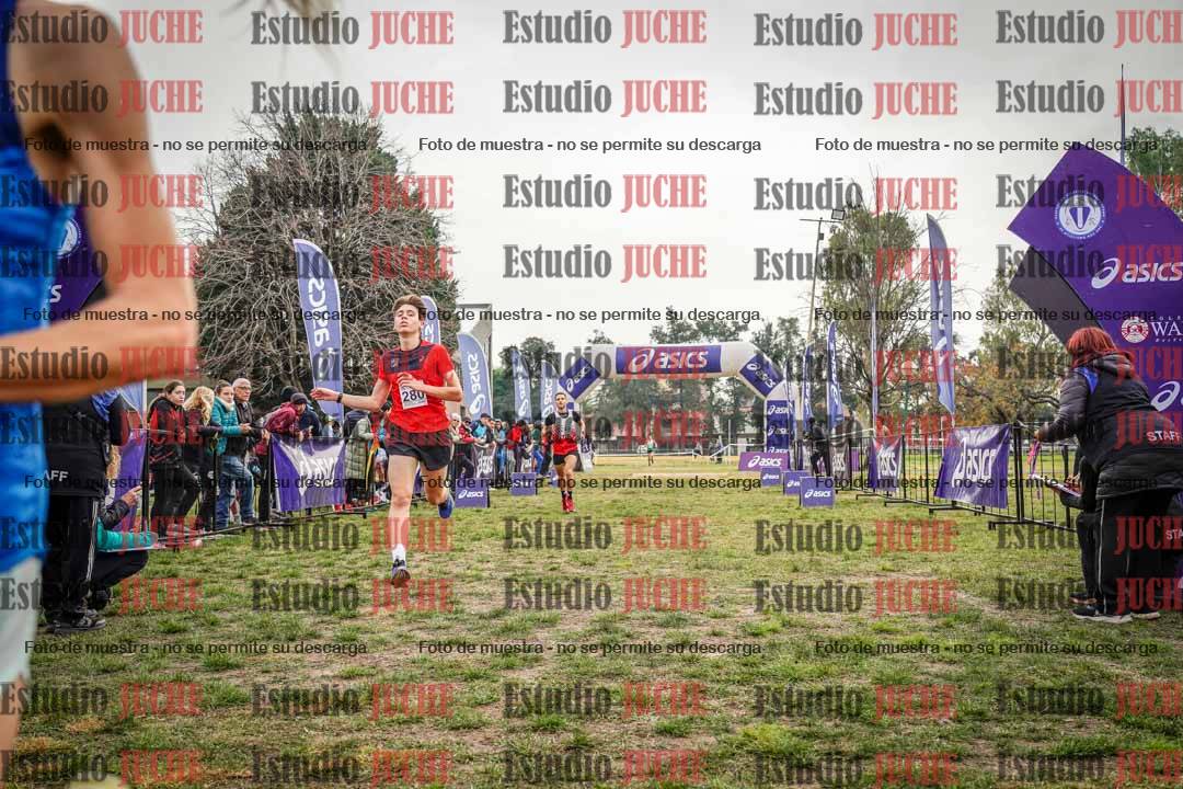 Fotos de la llegada del cross de 4000 m - mujeres y varones INVITADOS