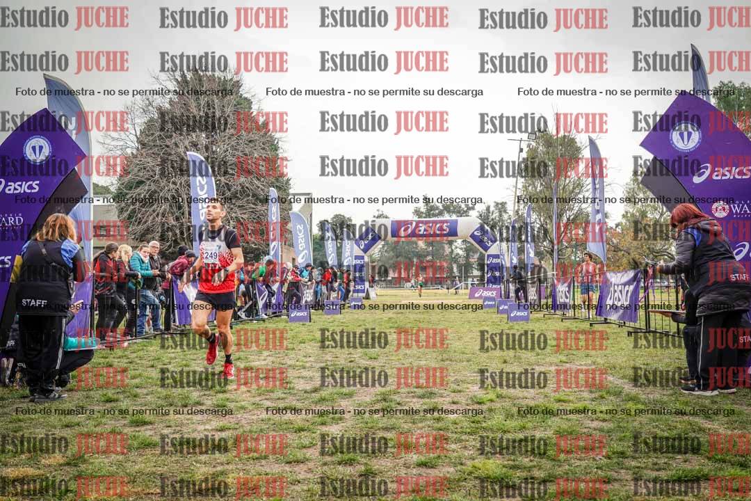 Fotos de la llegada del cross de 4000 m - mujeres y varones INVITADOS