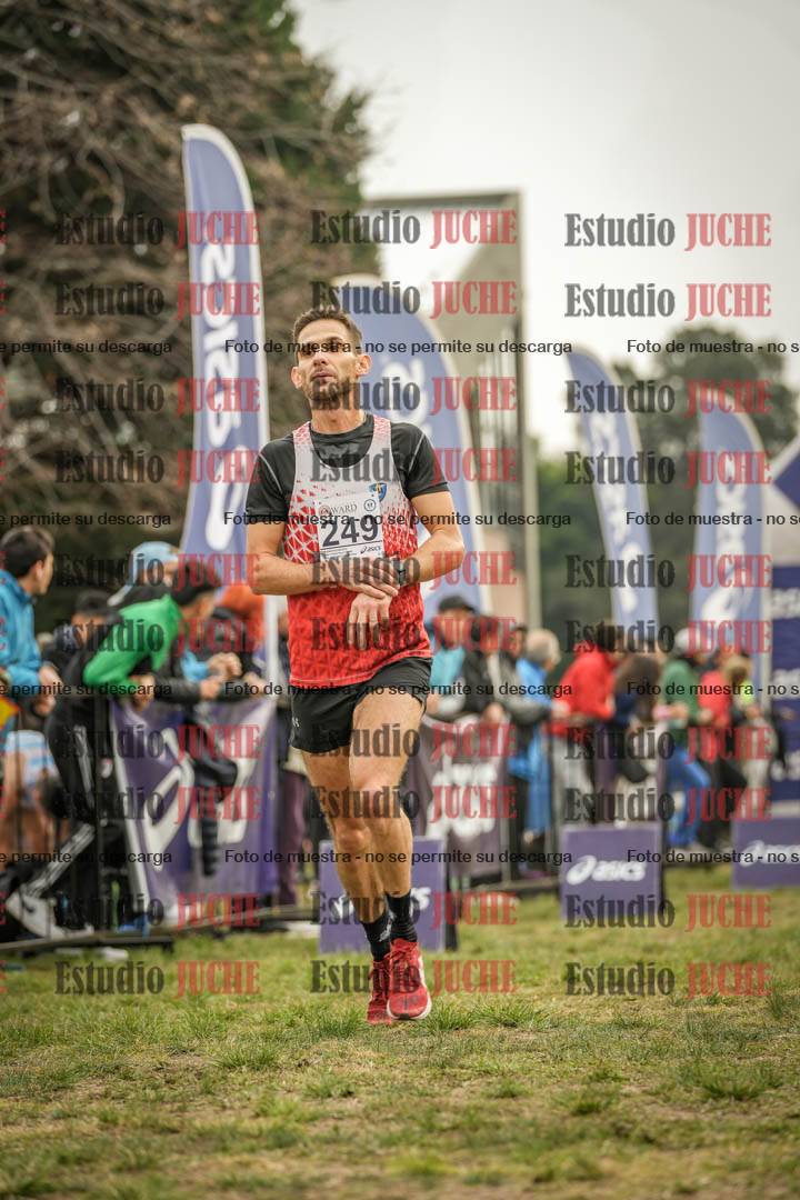 Fotos de la llegada del cross de 4000 m - mujeres y varones INVITADOS