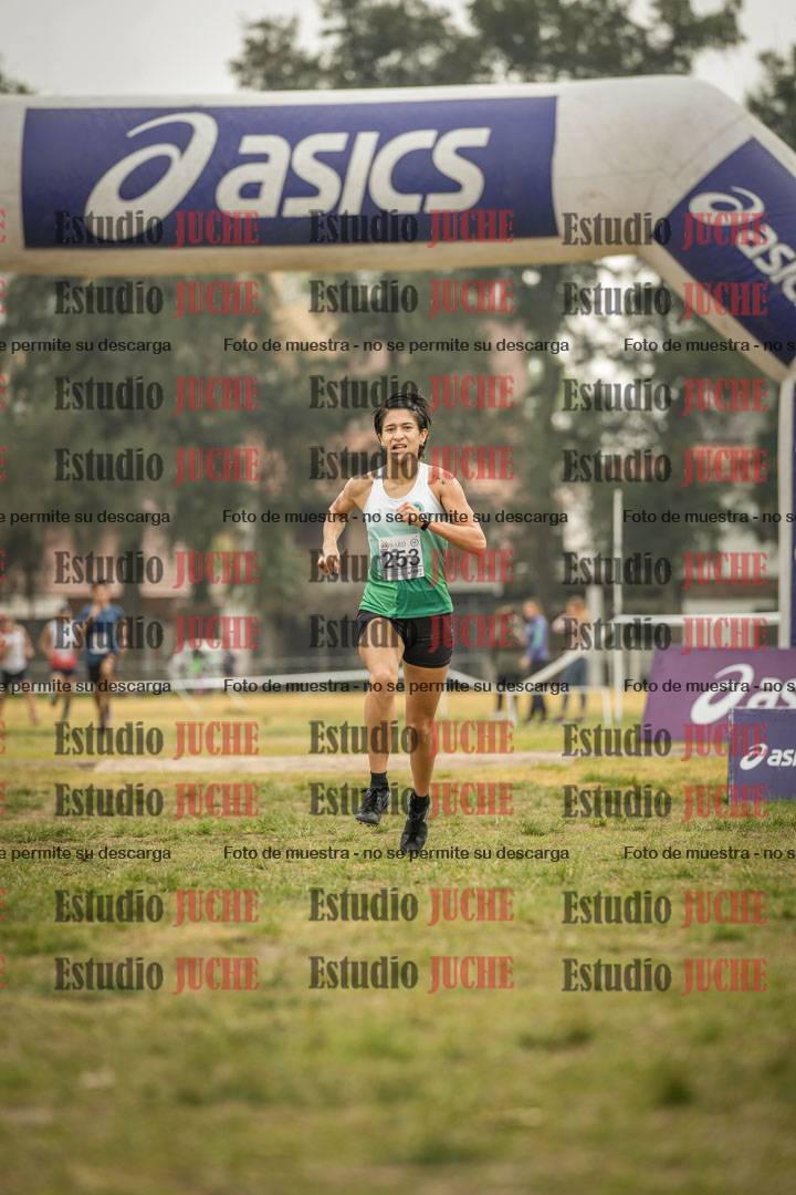 Fotos de la llegada del cross de 4000 m - mujeres y varones INVITADOS