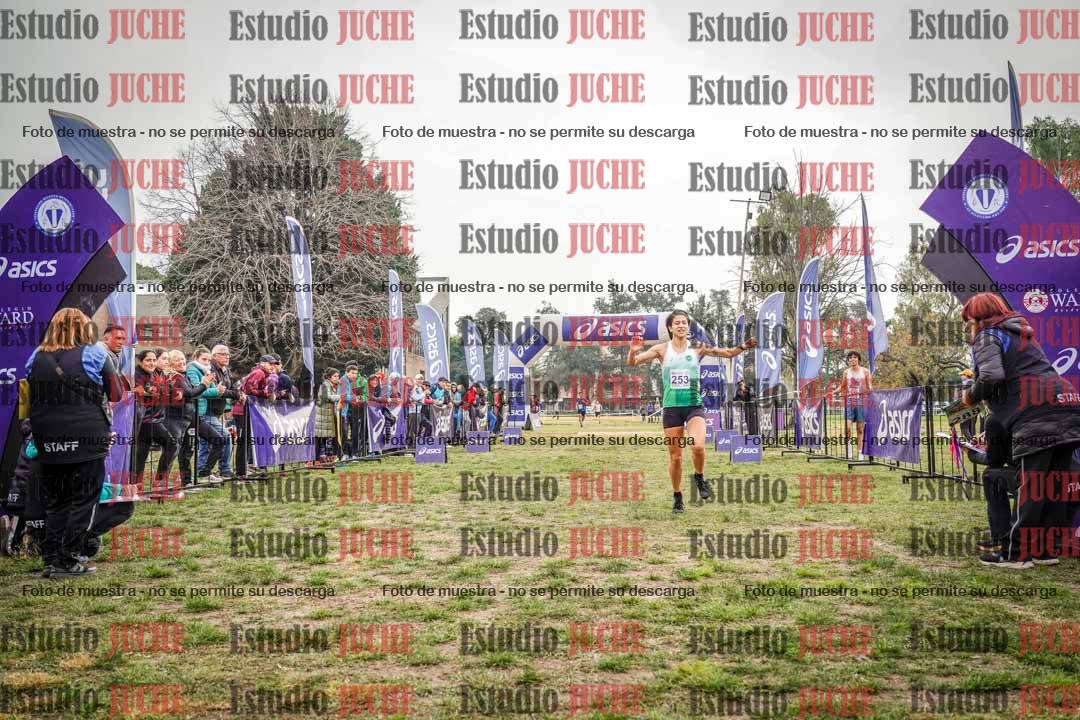 Fotos de la llegada del cross de 4000 m - mujeres y varones INVITADOS