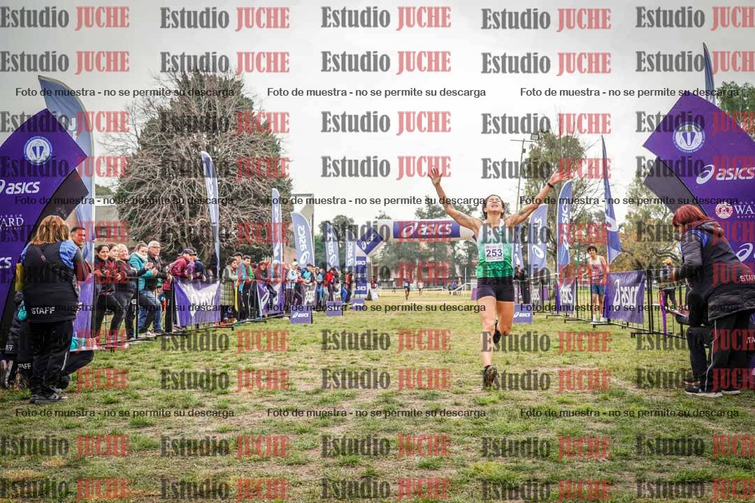 Fotos de la llegada del cross de 4000 m - mujeres y varones INVITADOS