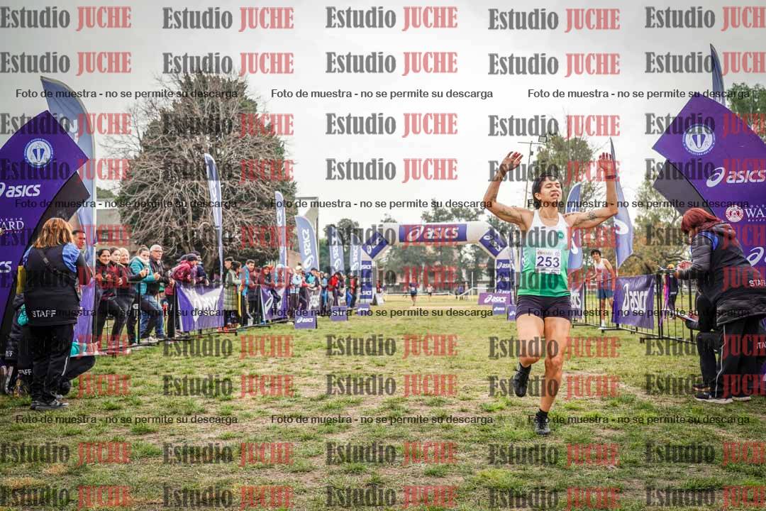 Fotos de la llegada del cross de 4000 m - mujeres y varones INVITADOS