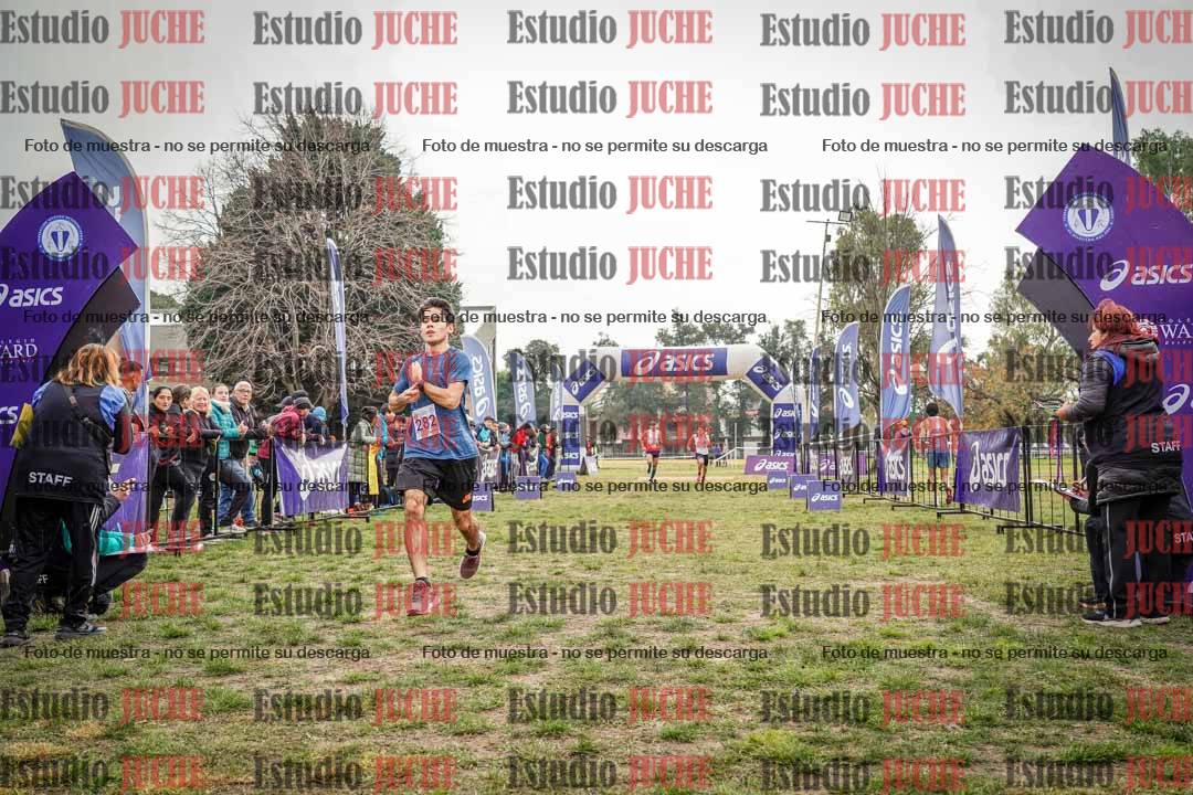 Fotos de la llegada del cross de 4000 m - mujeres y varones INVITADOS