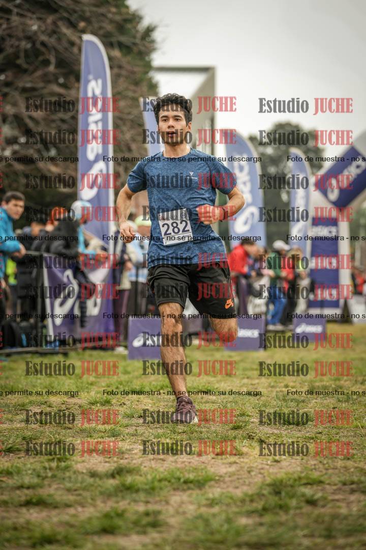 Fotos de la llegada del cross de 4000 m - mujeres y varones INVITADOS