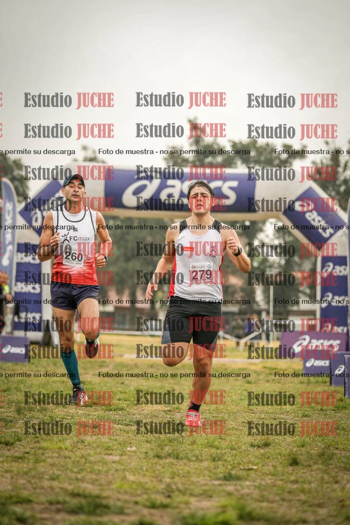 Fotos de la llegada del cross de 4000 m - mujeres y varones INVITADOS