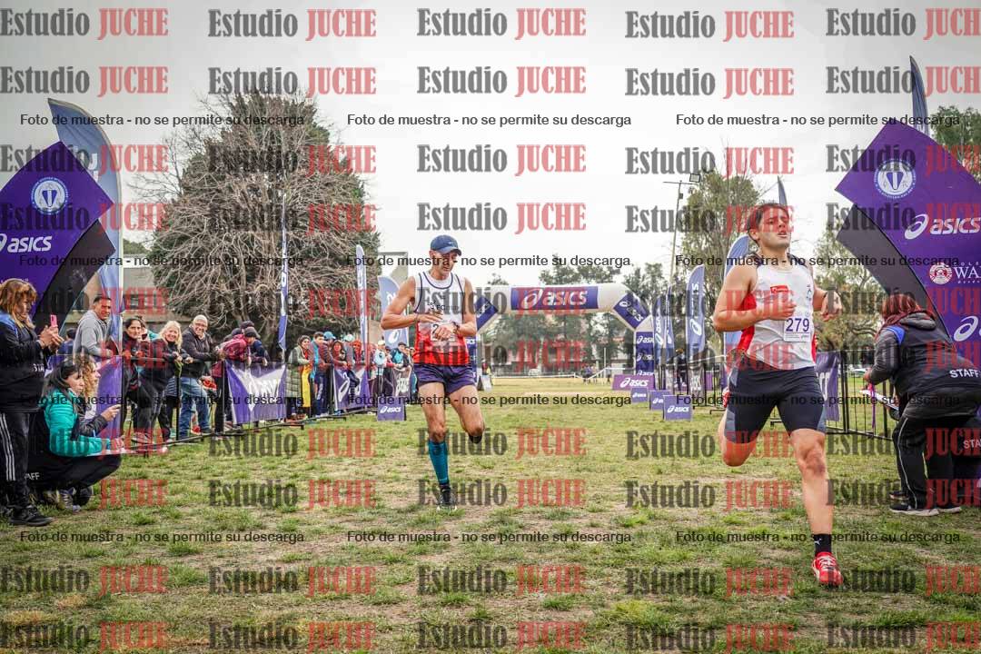 Fotos de la llegada del cross de 4000 m - mujeres y varones INVITADOS